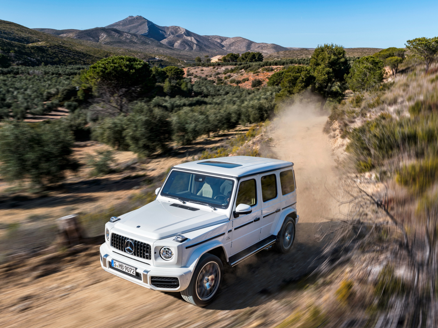 Белый внедорожник Mercedes AMG G 63 2018 года