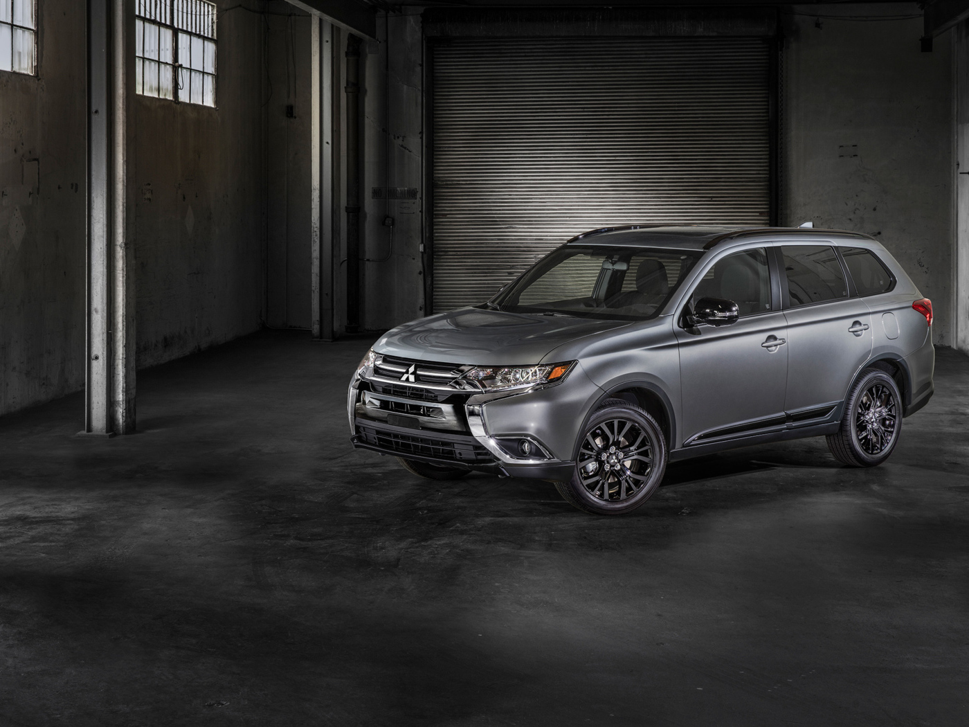 Серебристый внедорожник Mitsubishi Outlander, 2018