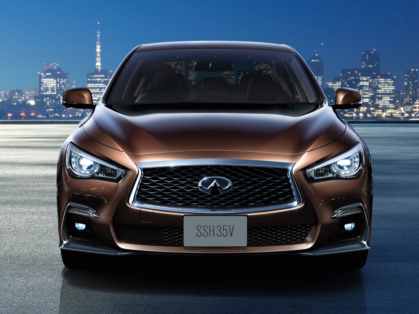 Коричневый автомобиль Nissan Skyline Hybrid, 2018 на фоне ночного города