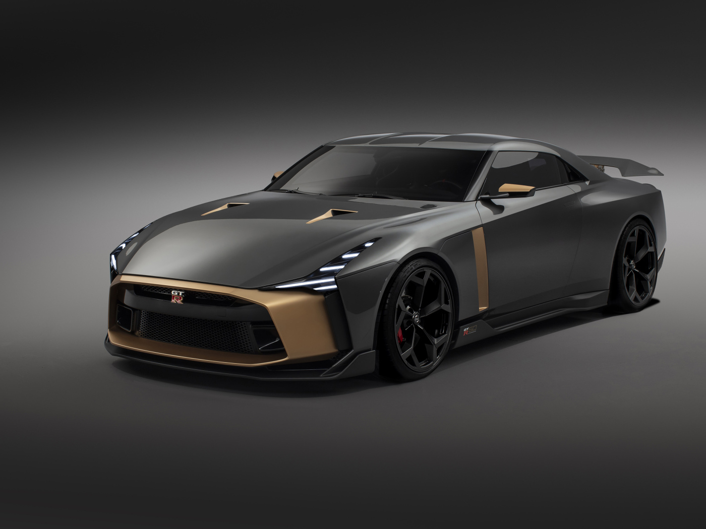 Автомобиль Nissan GT-R50 2018 года на сером фоне