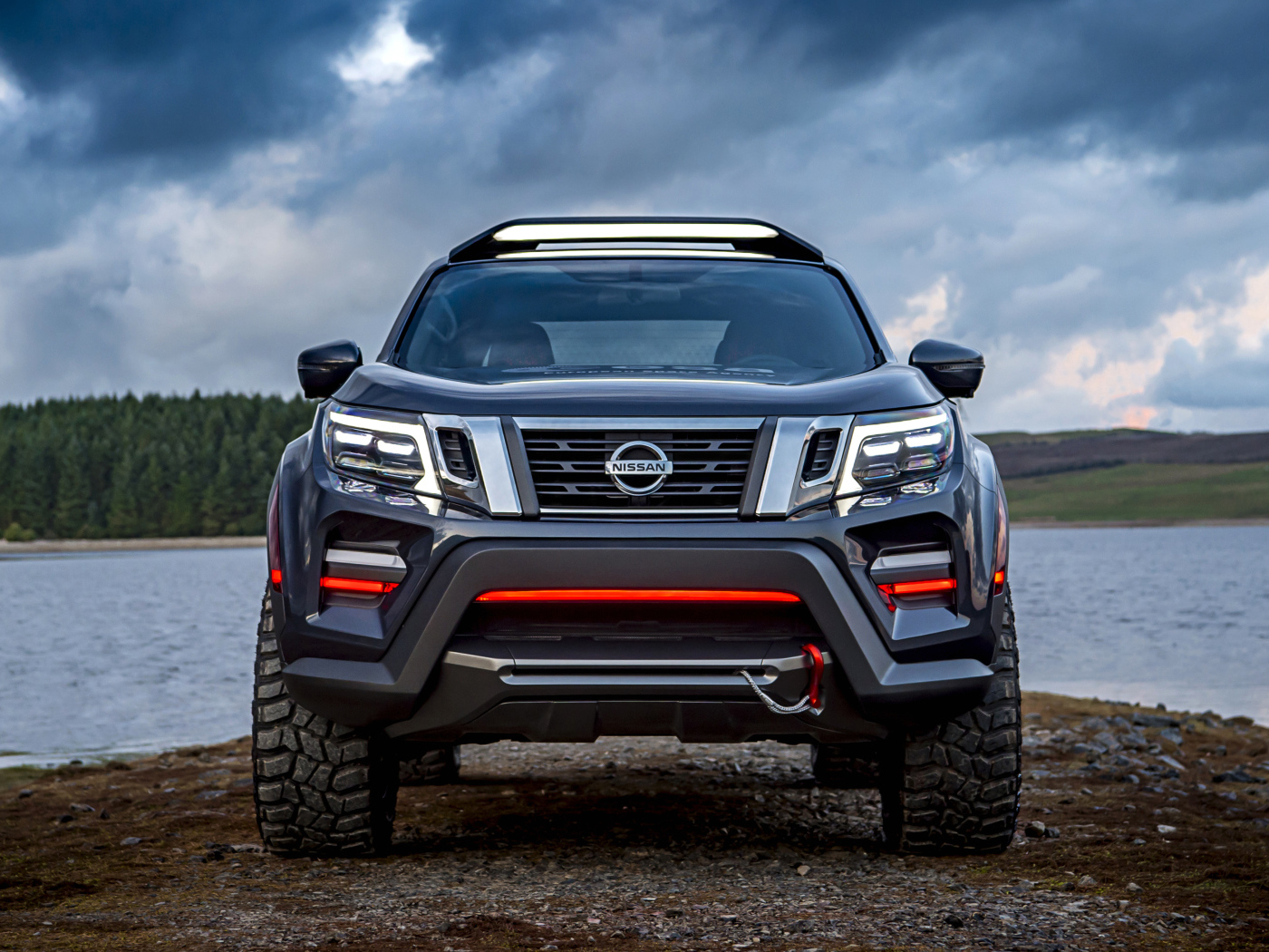 Внедорожник Nissan Navara на фоне грозового неба
