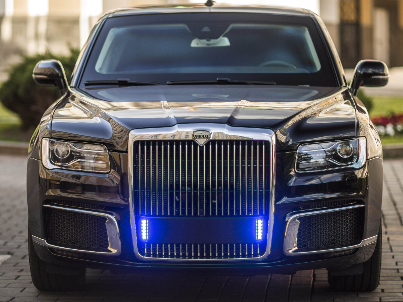 Черный стильный автомобиль Aurus Sena 2018 года вид спереди