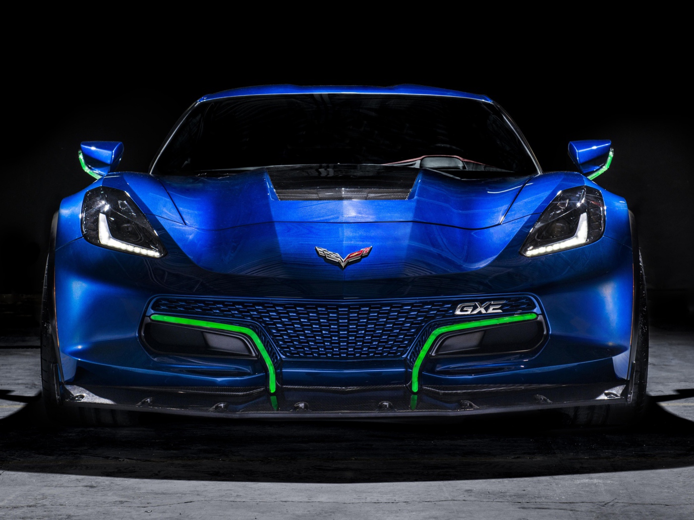 Синий спортивный автомобиль Corvette Genovation GXE, вид спереди
