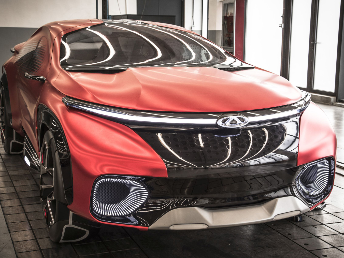 Красный автомобиль концепт Chery FV2030, вид спереди