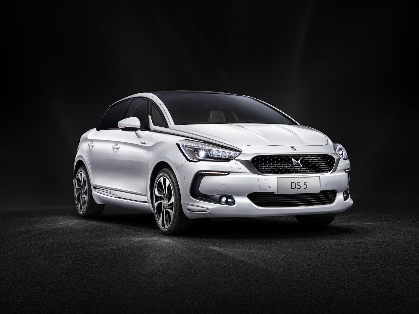 Серебристый автомобиль DS 5 Prestige на черном фоне