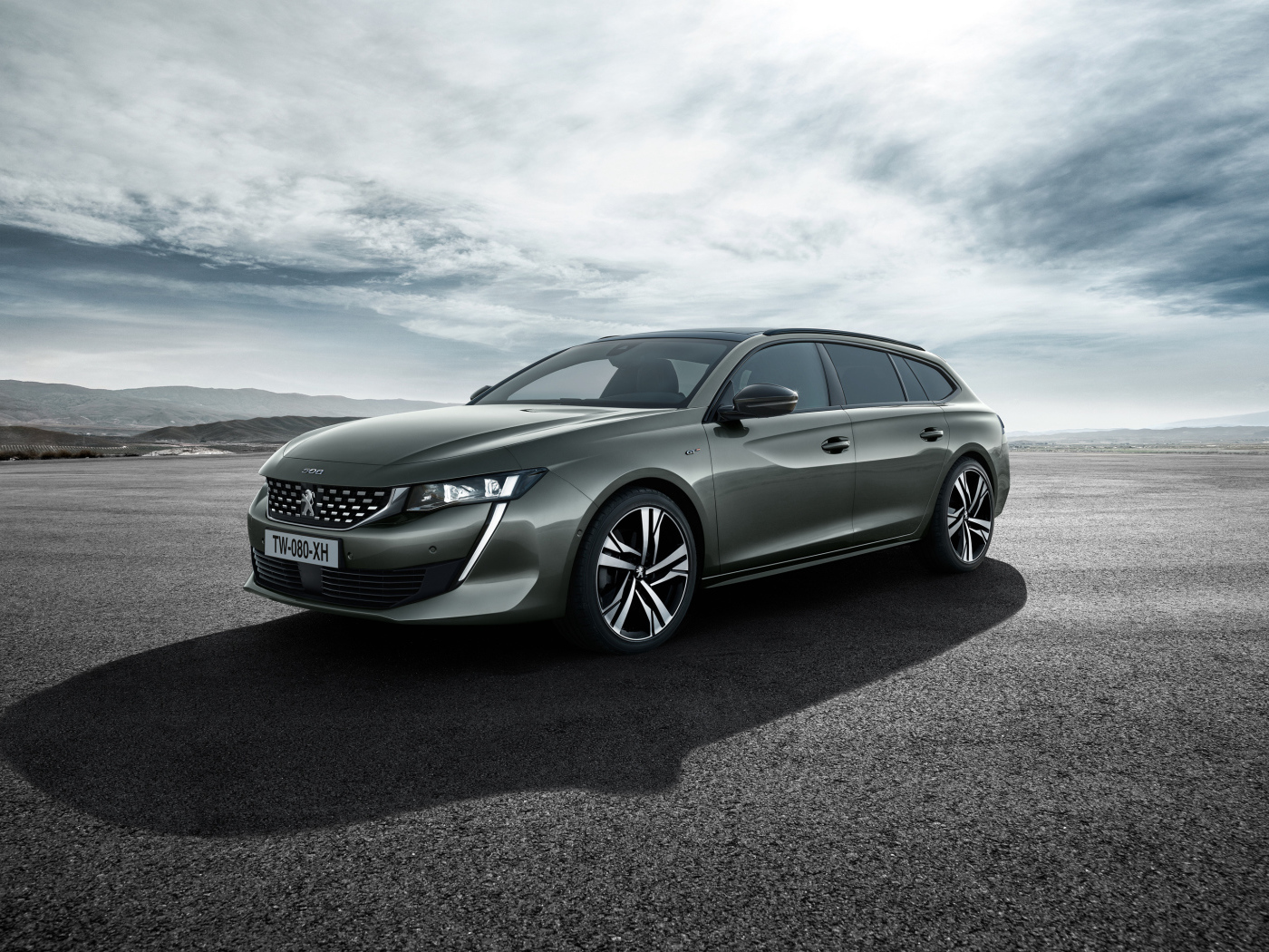 Автомобиль Peugeot 508 SW GT 2018 на фоне неба