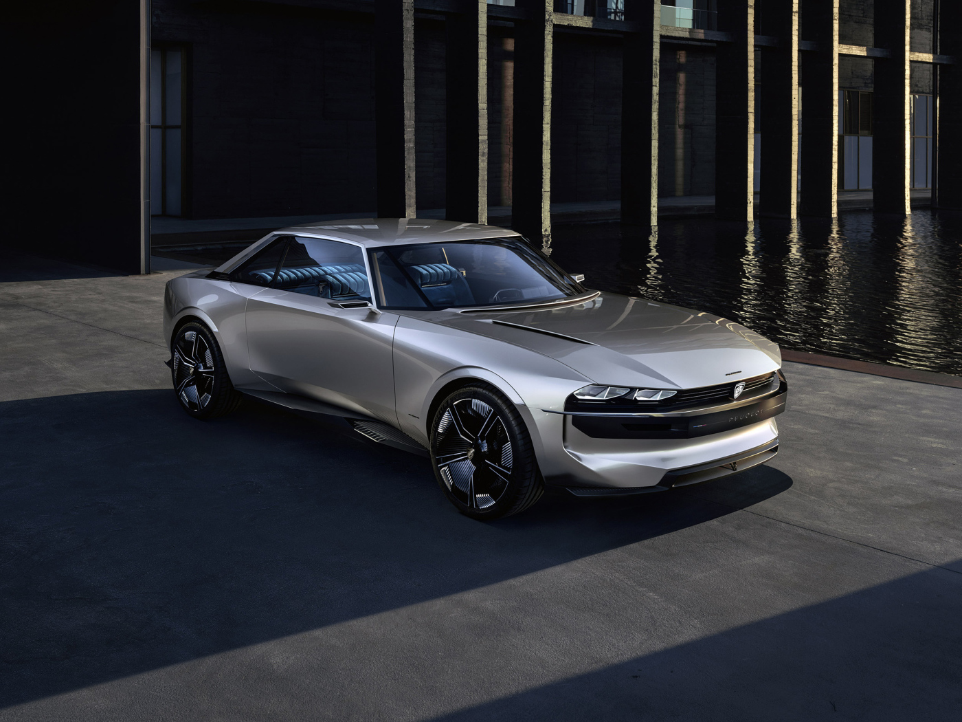 Стильный серебристый автомобиль Peugeot e-Legend Concept, 2018