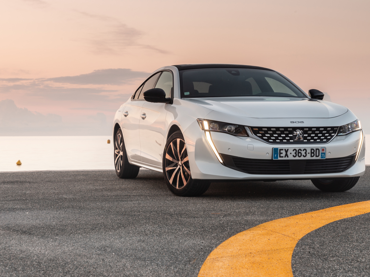 Белый автомобиль Peugeot 508 GT Line