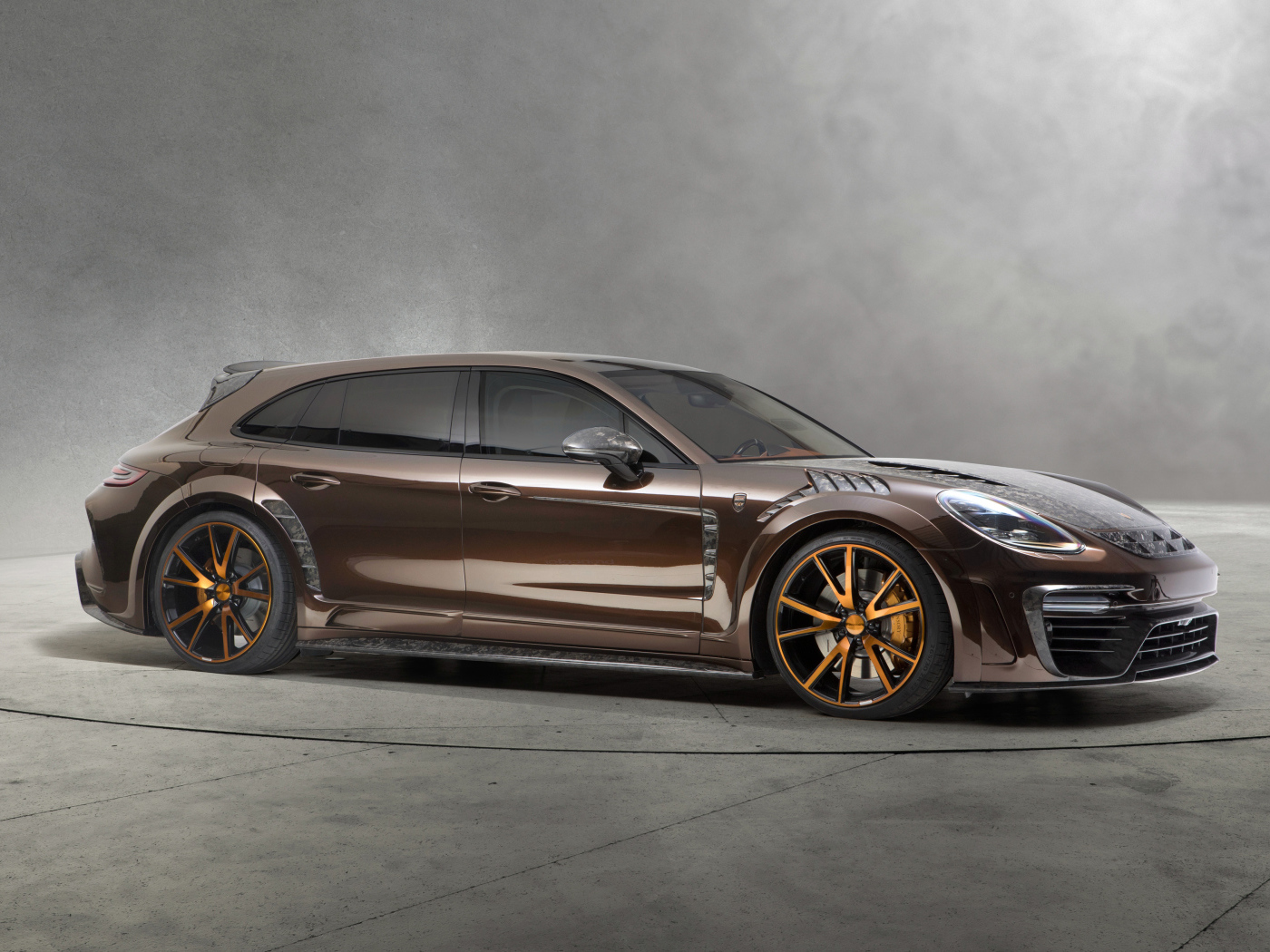 Коричневый автомобиль Porsche Panamera Sport Turismo