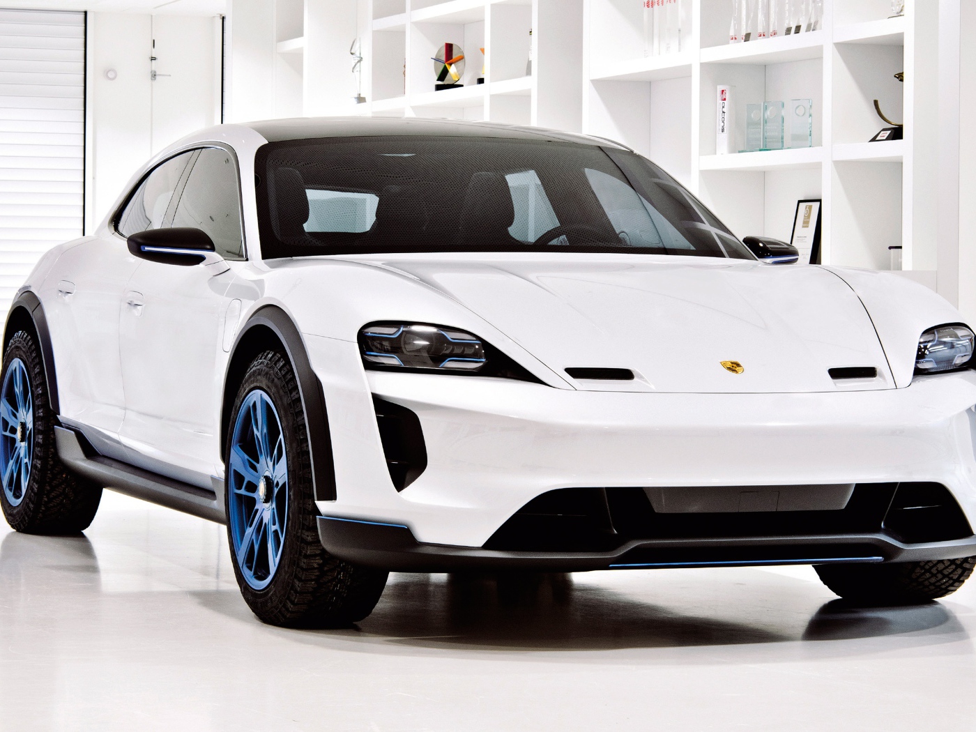 Белый автомобиль Porsche Mission E Cross Turismo, 2018,