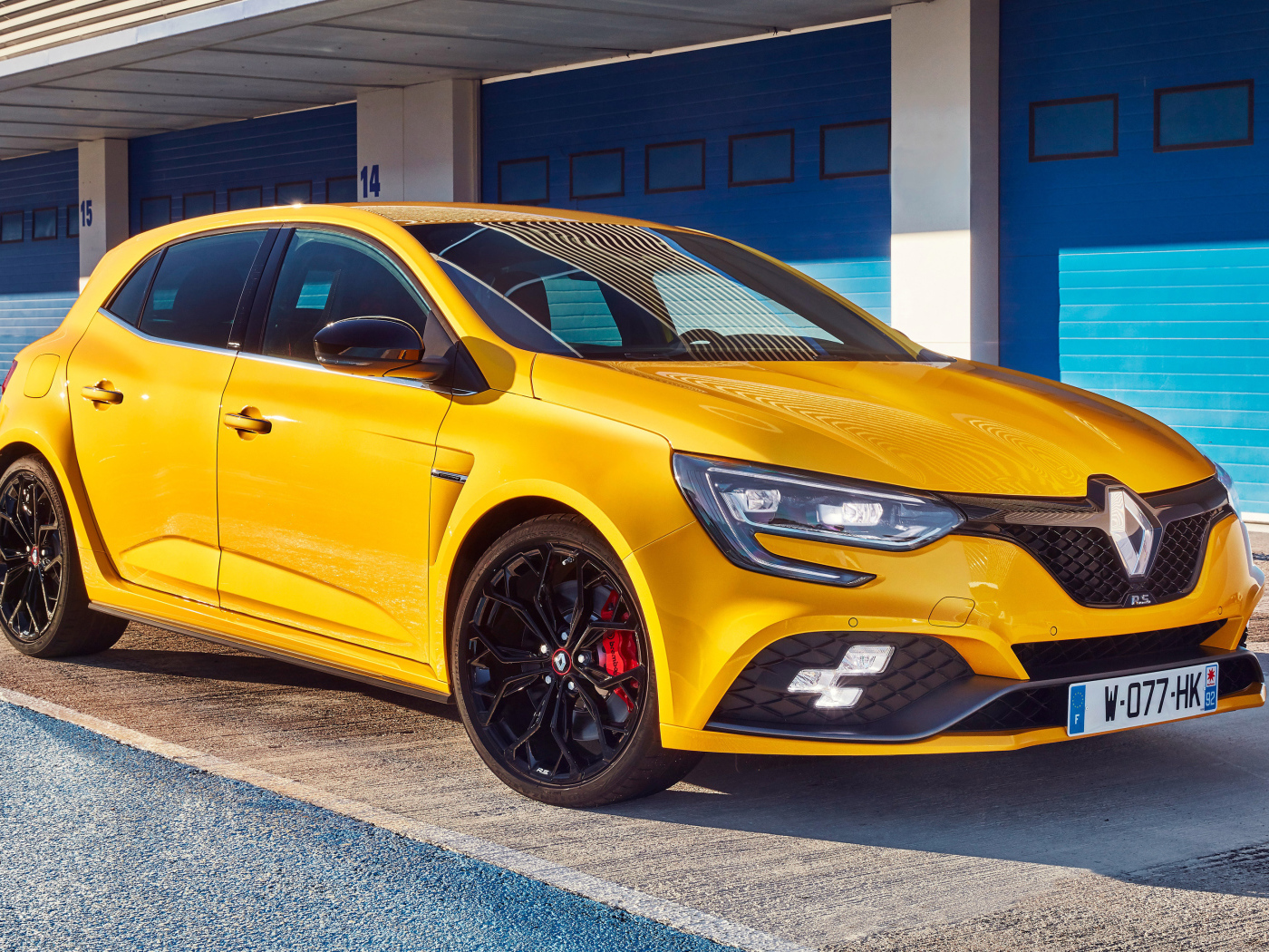 Желтый стильный автомобиль Renault Megane RS, 2019