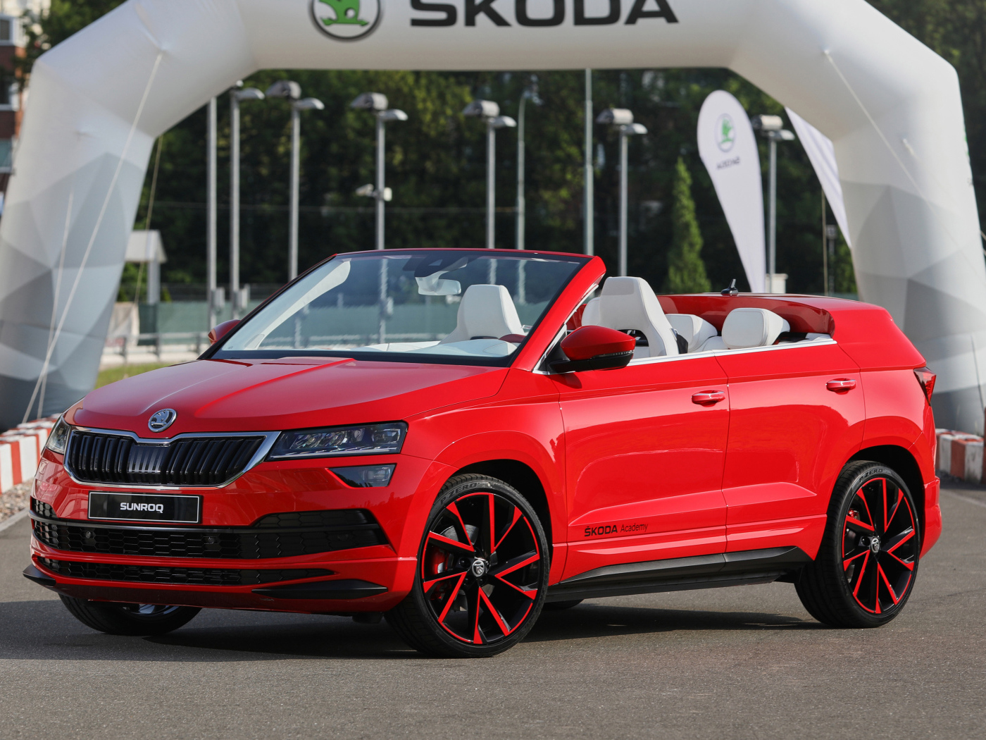 Красный новый автомобиль Skoda Sunroq Concept 2018
