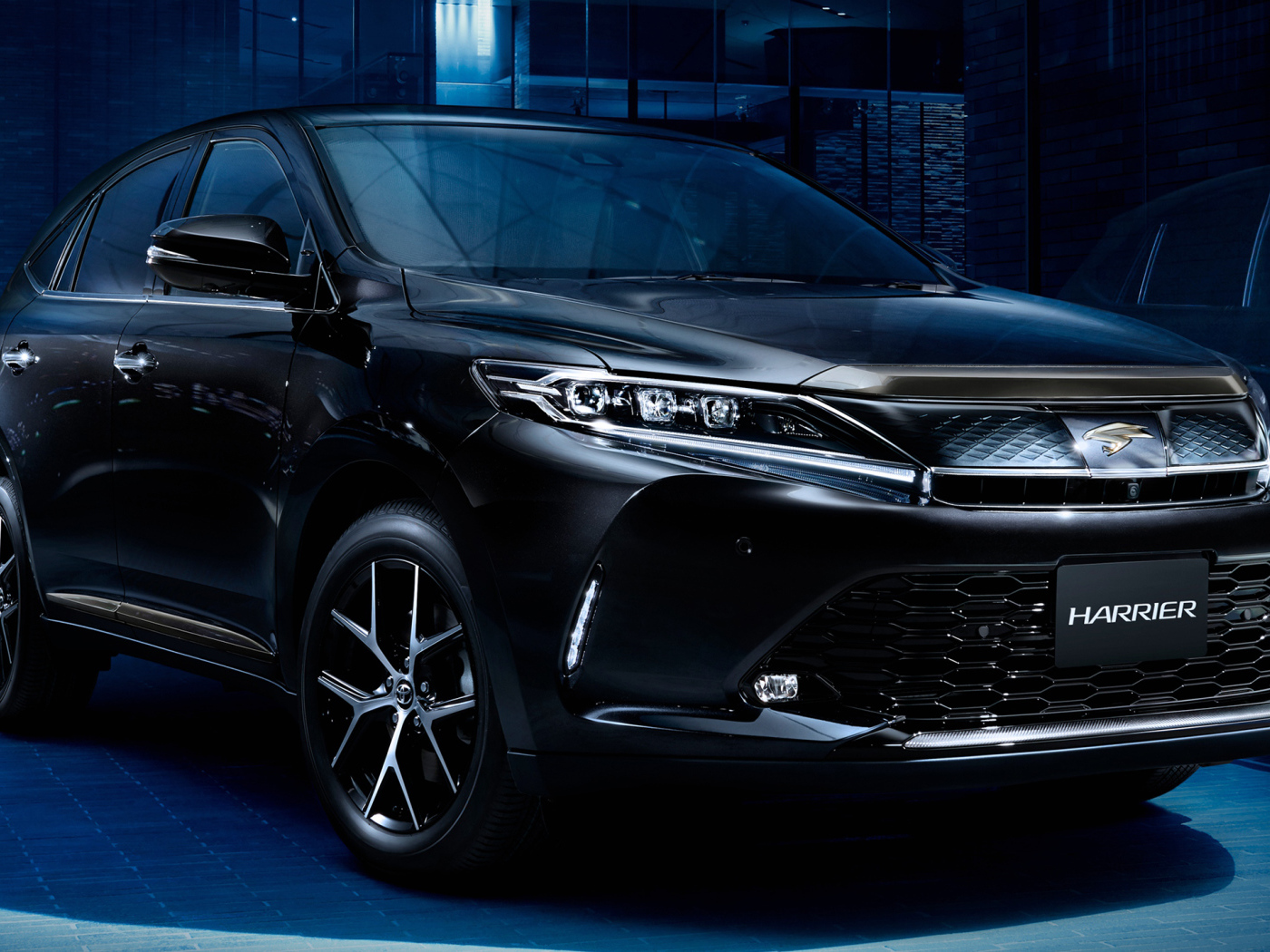 Черный стильный автомобиль Toyota Harrier  2018 года