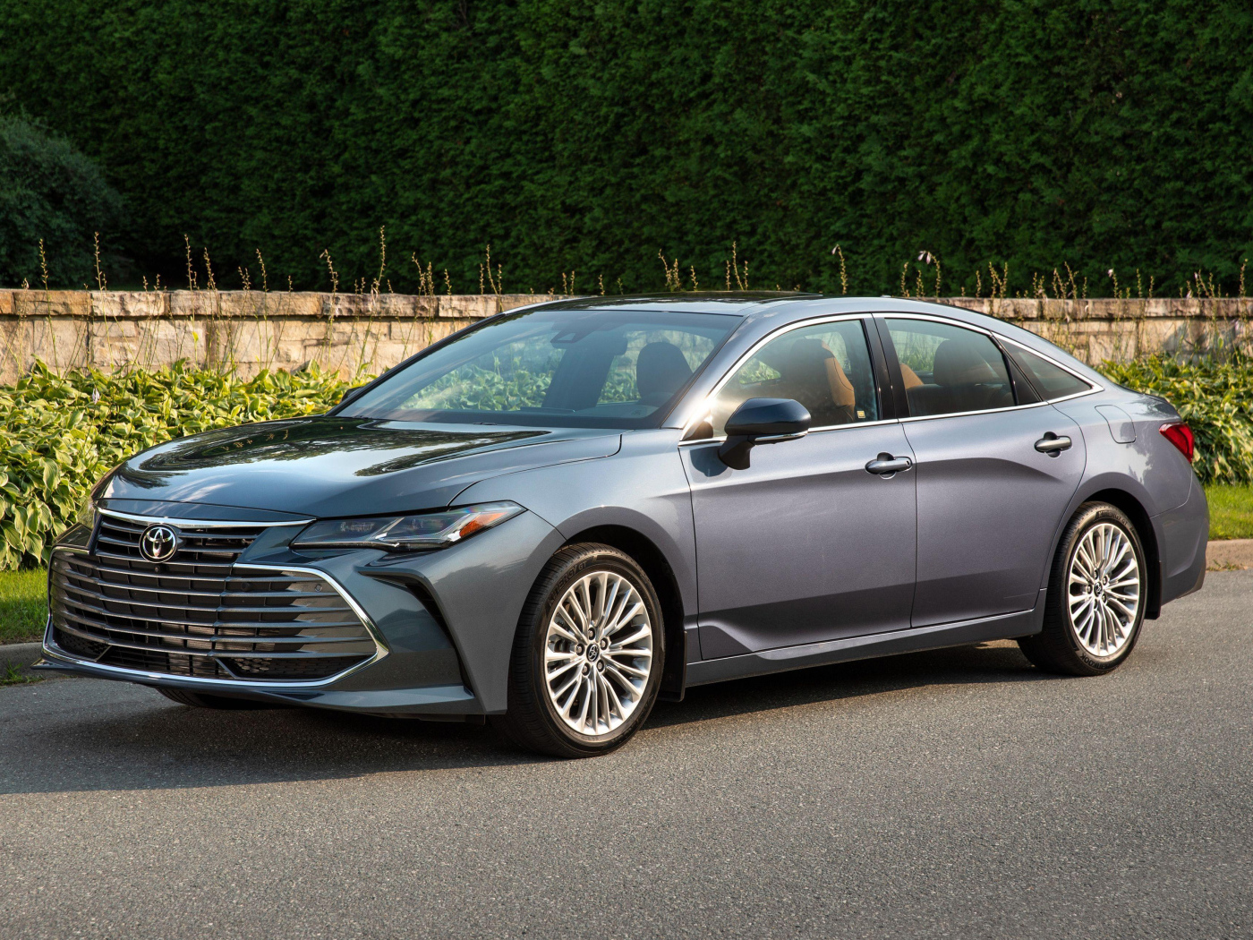 Серебристый автомобиль Toyota Avalon 2018