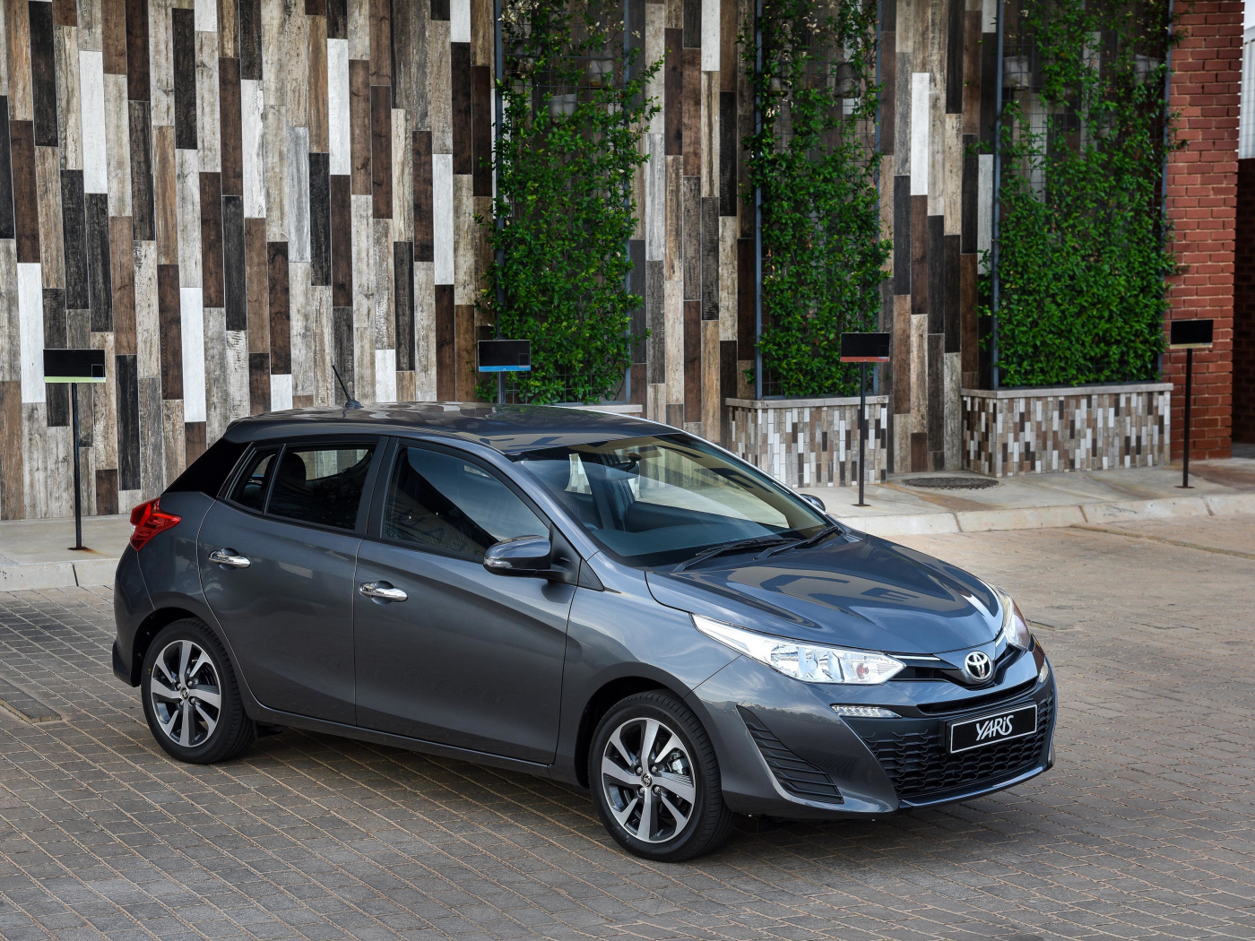 Серебристый автомобиль Toyota Yaris, 2018