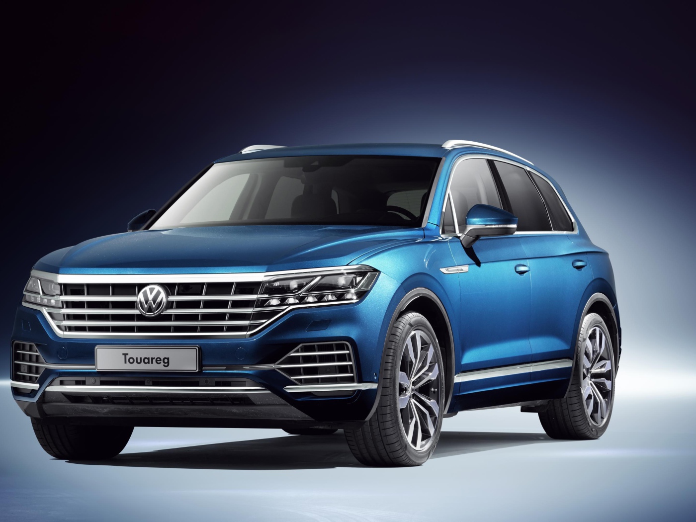 Синий автомобиль Volkswagen Touareg 2019 года