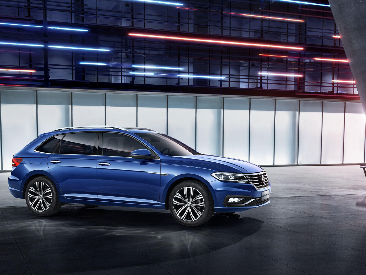 Синий автомобиль Volkswagen Gran Lavida, 2018