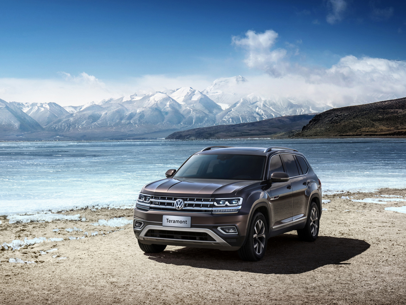 Автомобиль внедорожник Volkswagen Teramont, 2019 на фоне гор