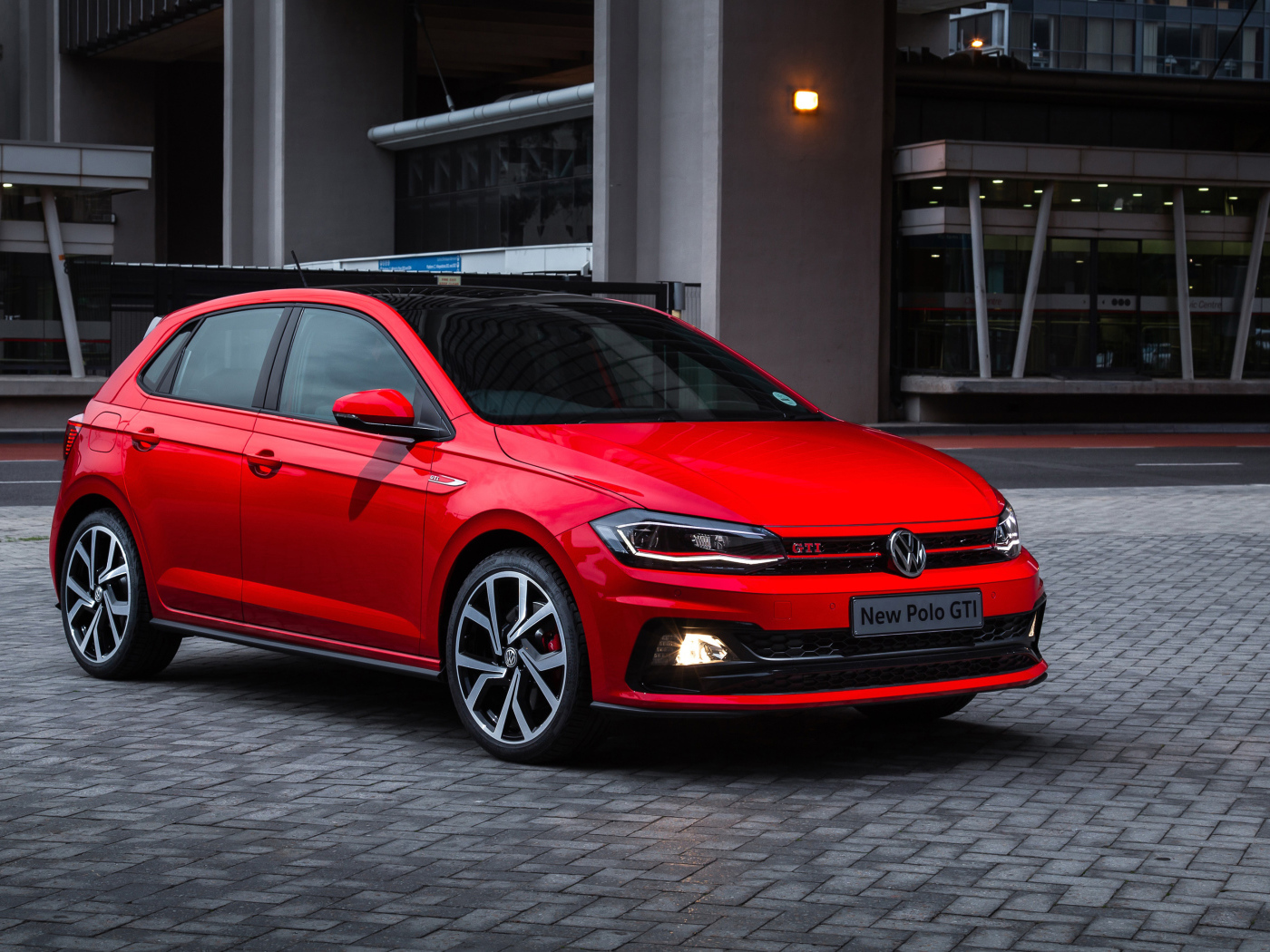 Красный Volkswagen Polo GTI 2018