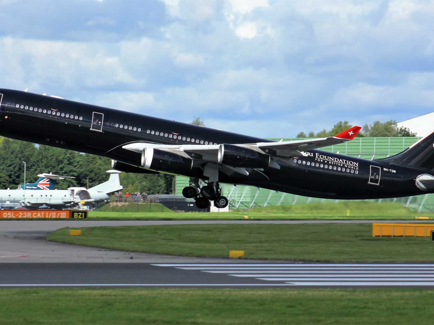 Черный пассажирский самолет Airbus A340-313 на взлете