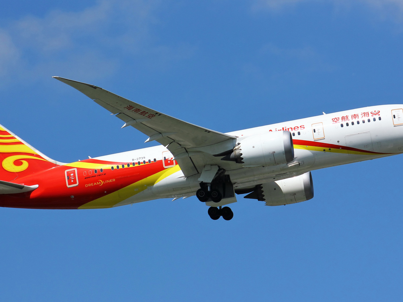 Пассажирский самолет Boeing 787-8 взлетает