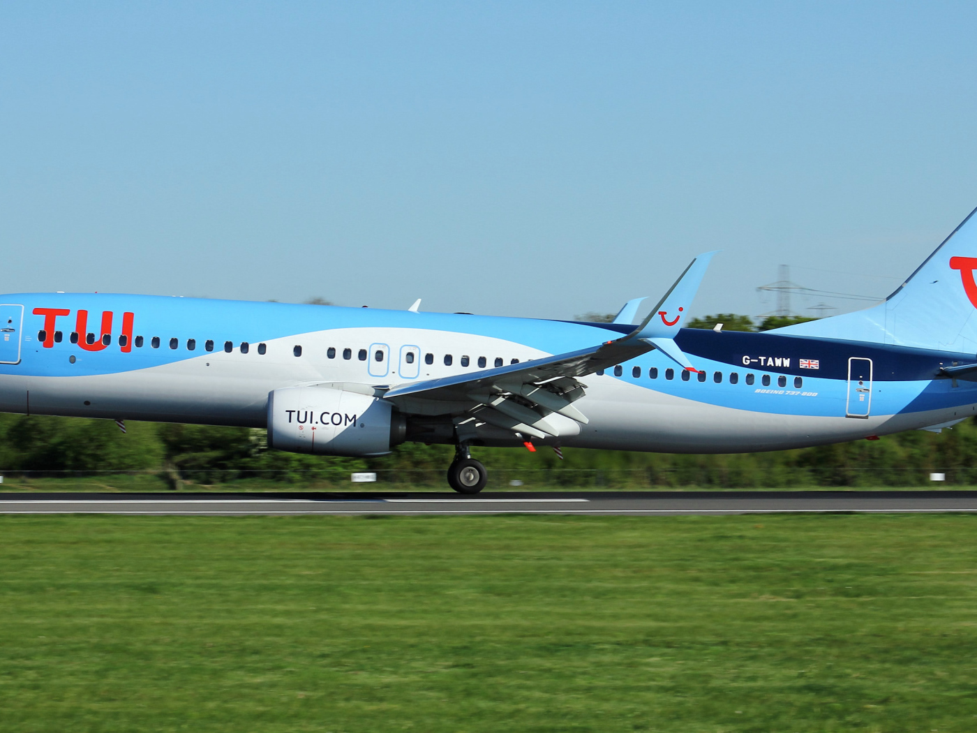 Пассажирский самолет Boeing 737-8K5 готовится к взлету