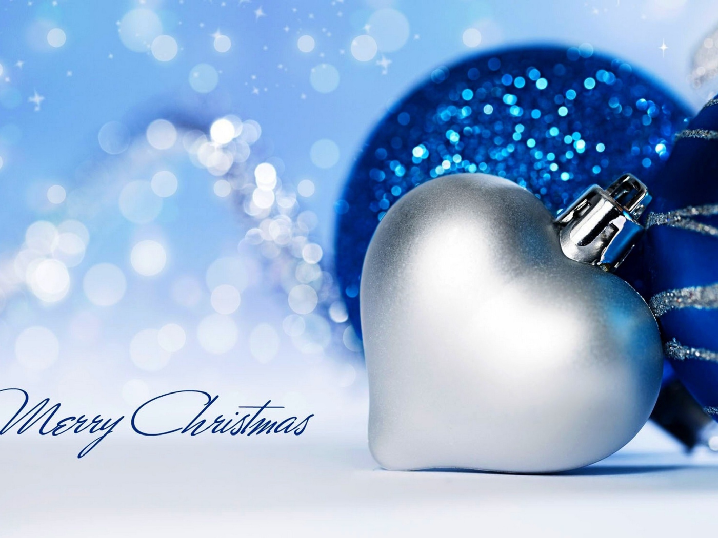 Голубая и серебряная елочные игрушки на Рождество 2019