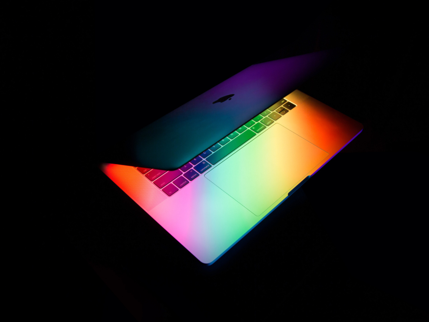 Открытый MacBook Apple  на черном фоне