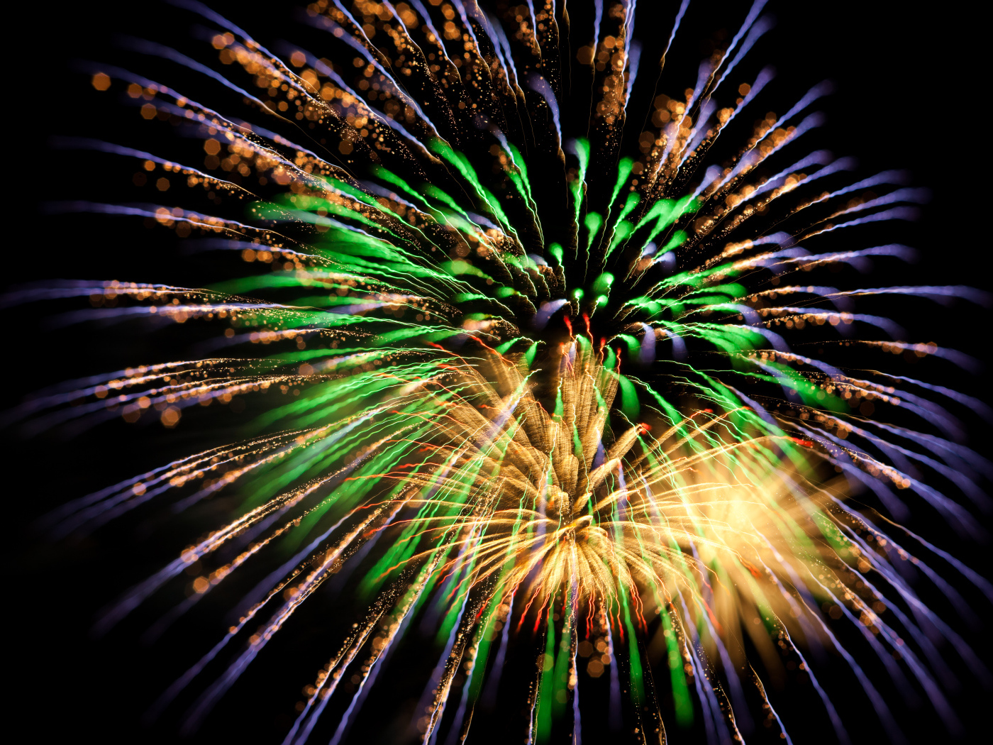 Красивые разноцветные искры праздничного салюта на черном фоне