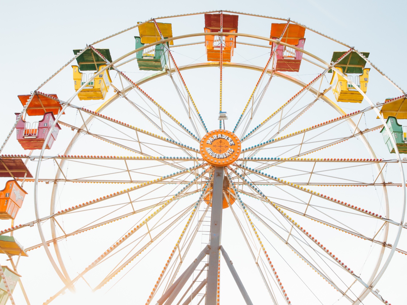 Карусель колесо обозрения на сером фоне