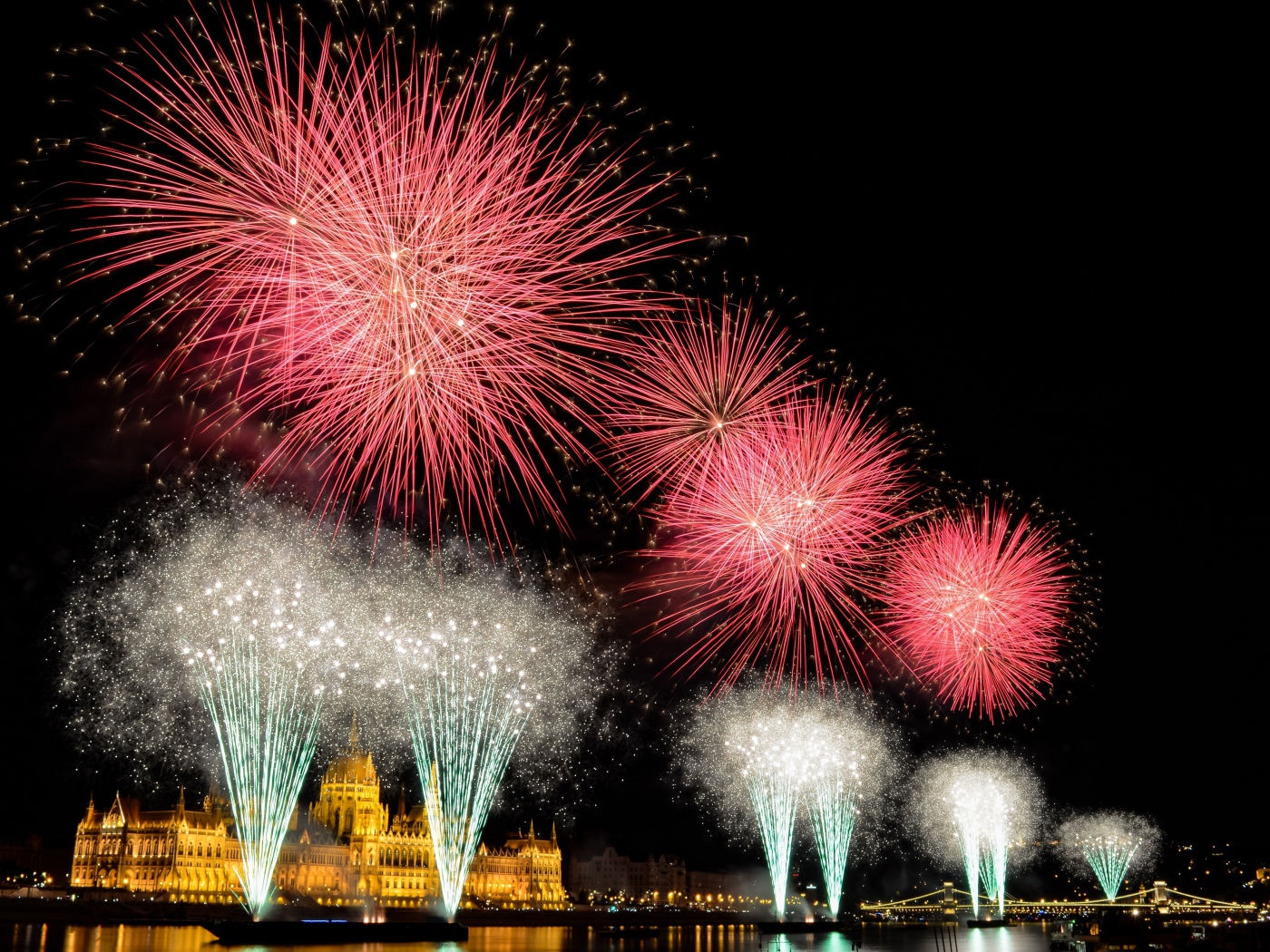 Взрывы яркого салюта над ночным городом 