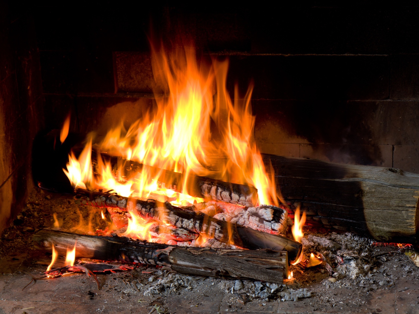Дрова горят ярким пламенем в камине