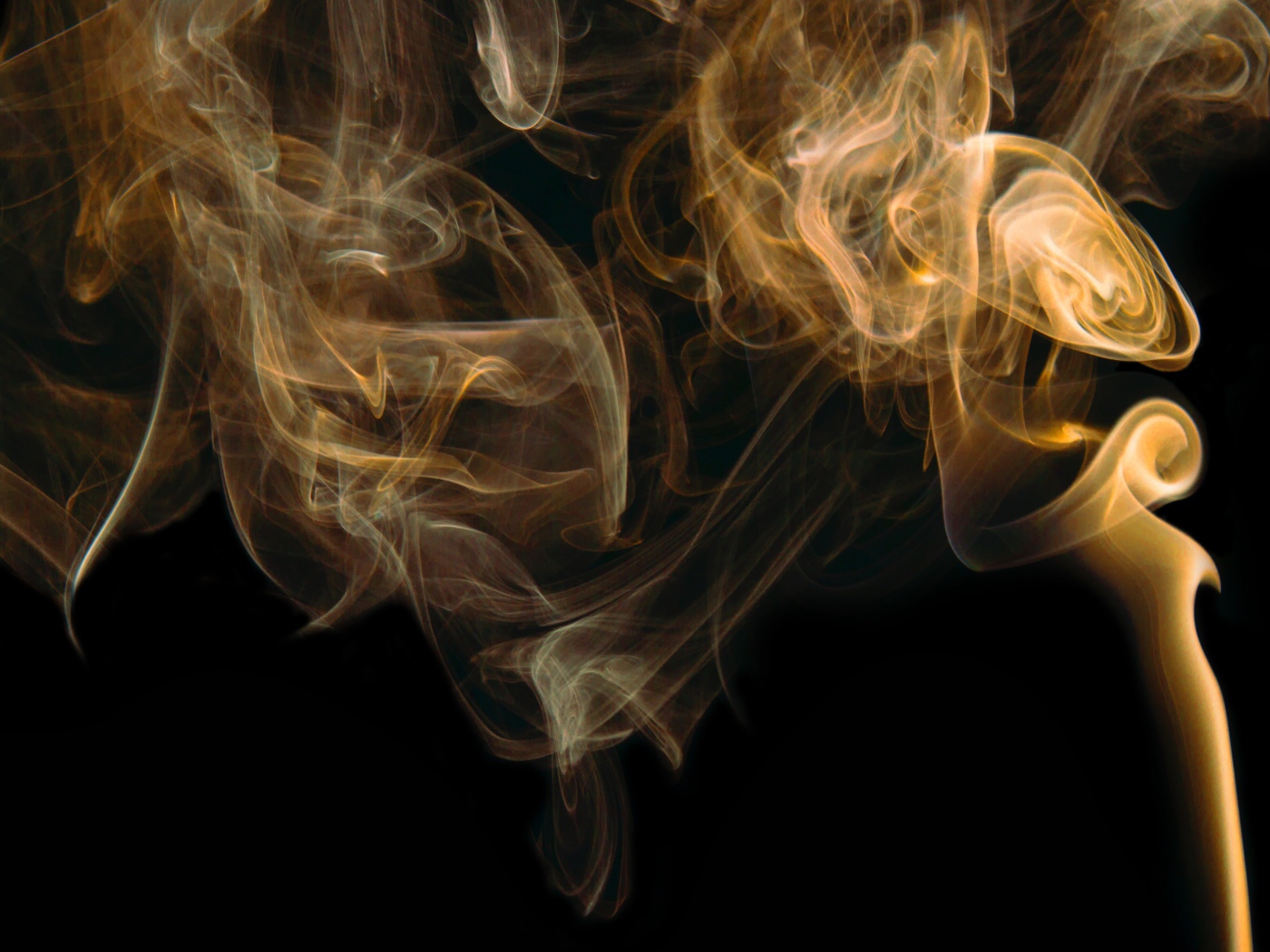 Оранжевый дым на черном фоне