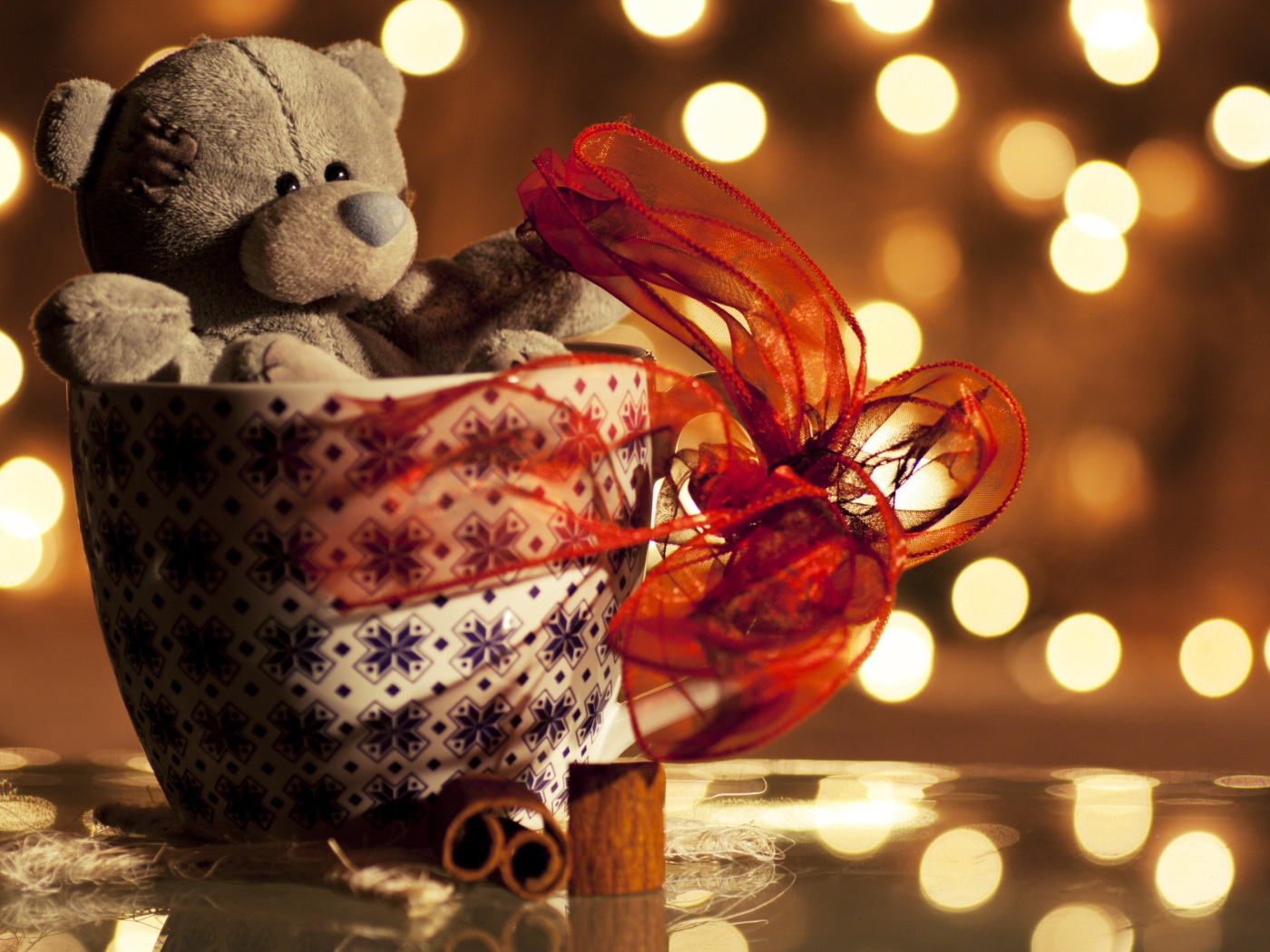 Мягкая игрушка медведь в чашке с красным бантом