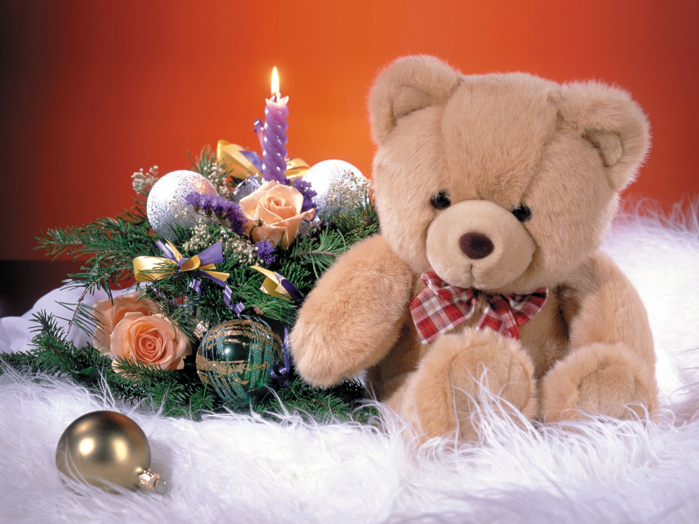Плюшевый мишка с новогодними украшениями 