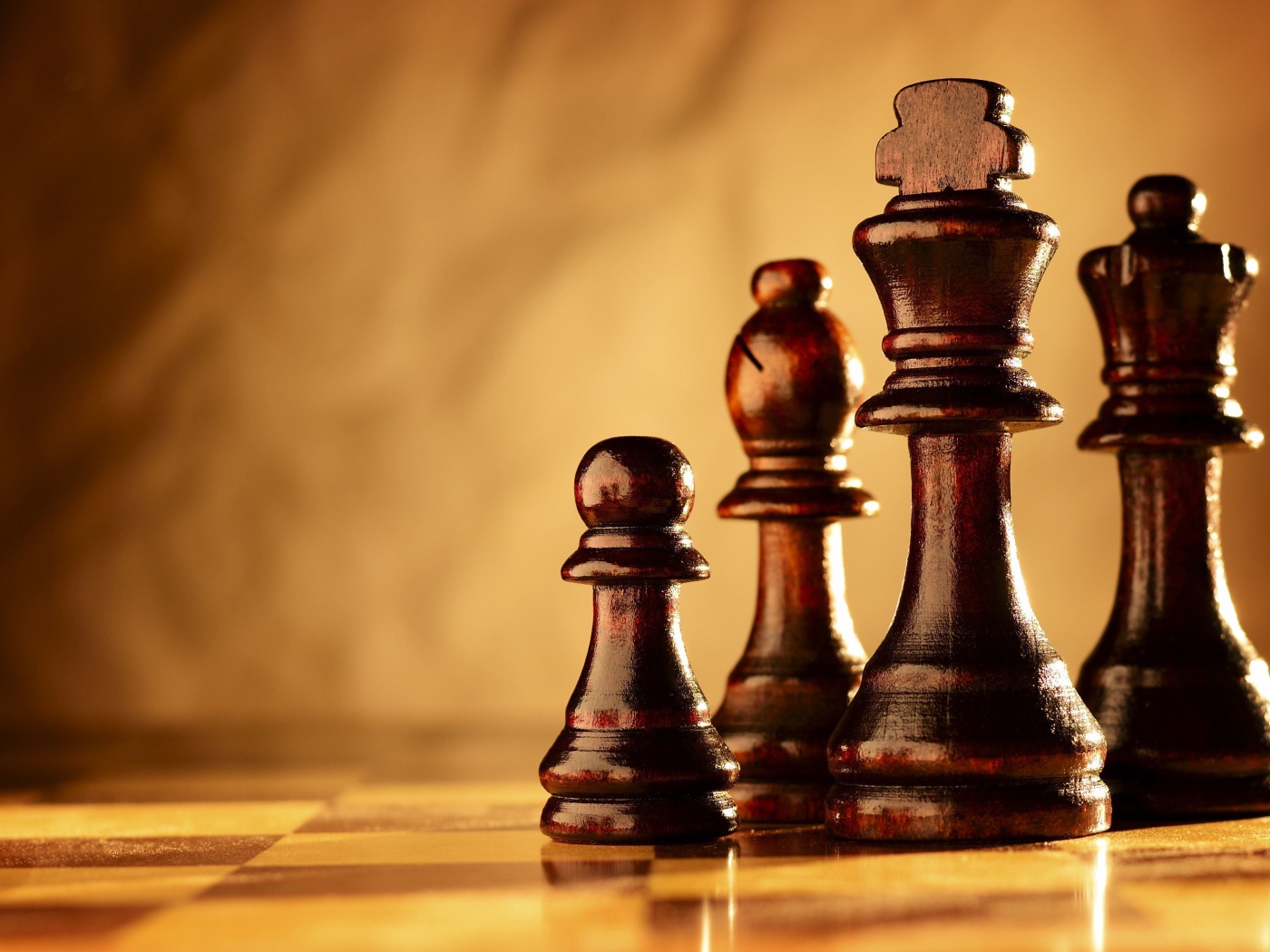 Деревянные шахматные фигуры на шахматной доске