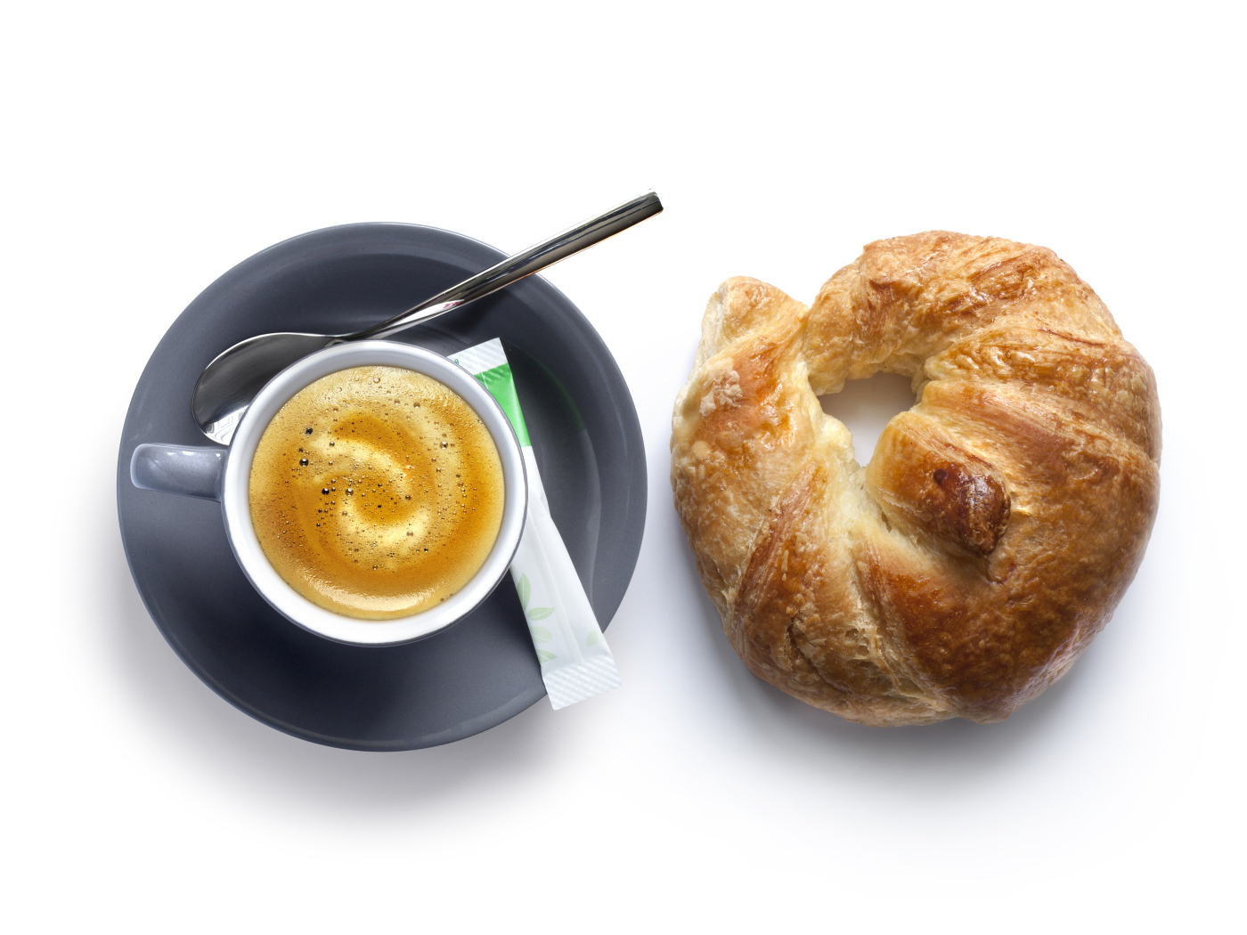 Круассан и чашка кофе на белом фоне