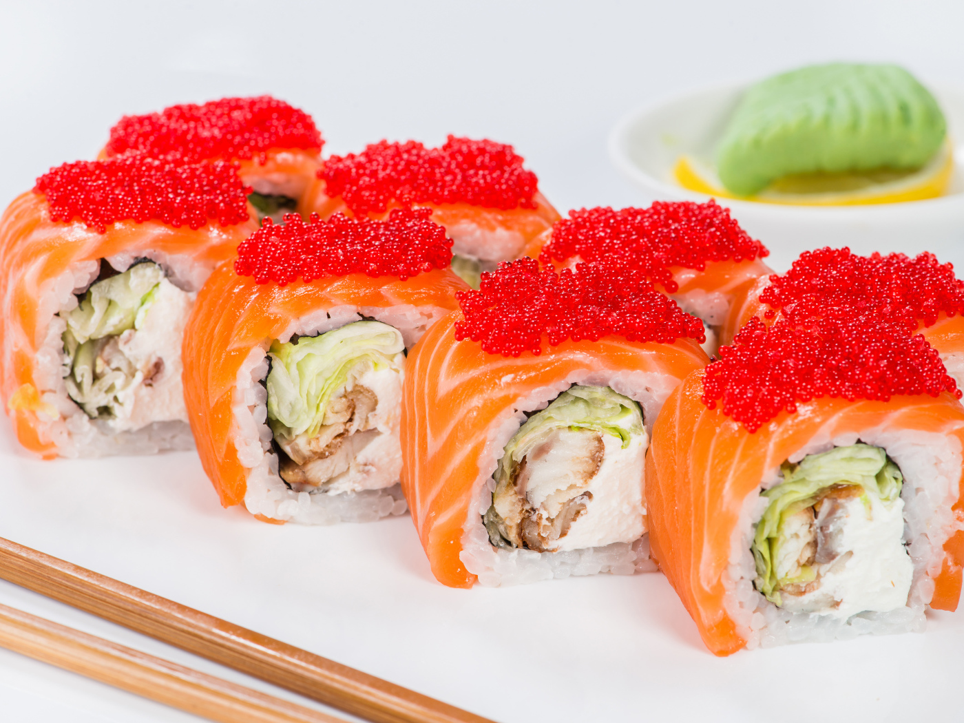 Аппетитные роллы с красной рыбой и красной икрой