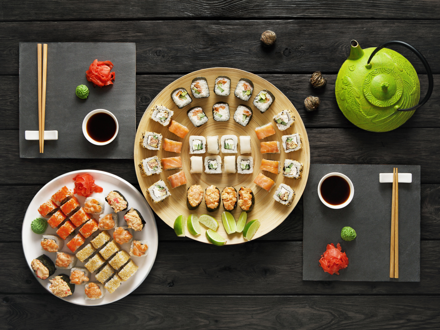 Аппетитные суши на столе с чаем 