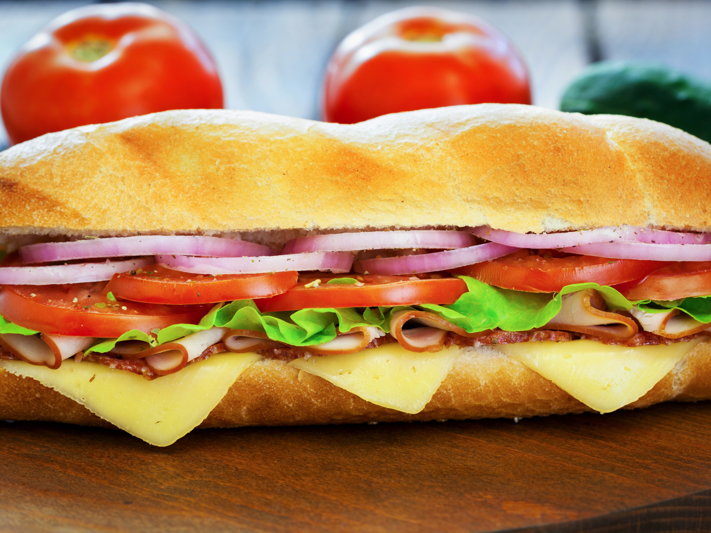 Большой бутерброд на столе крупным планом