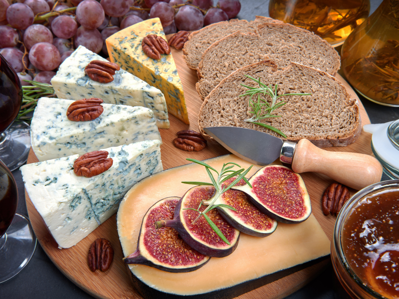 Сыр на столе с инжиром и кусками хлеба