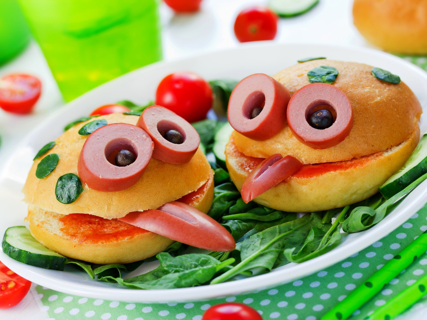 Креативные булочки с овощами и сосисками