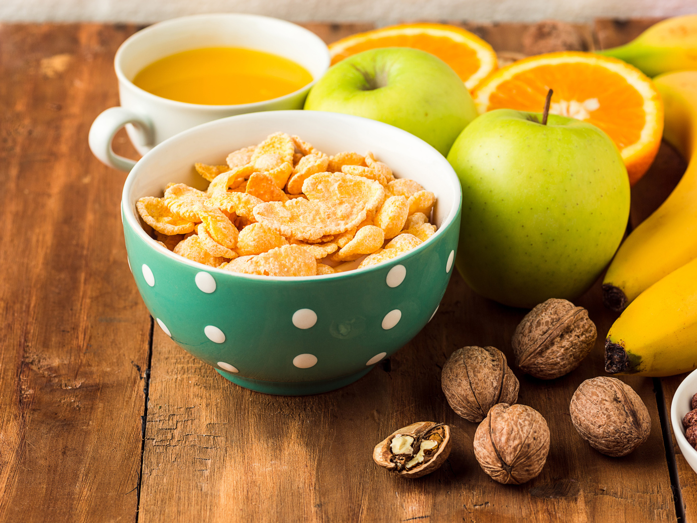 Хлопья с фруктами и орехами на столе