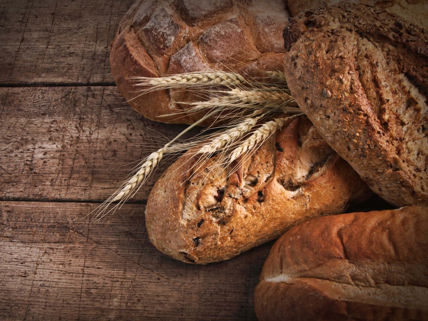 Свежий хлеб на столе с колосьями пшеницы