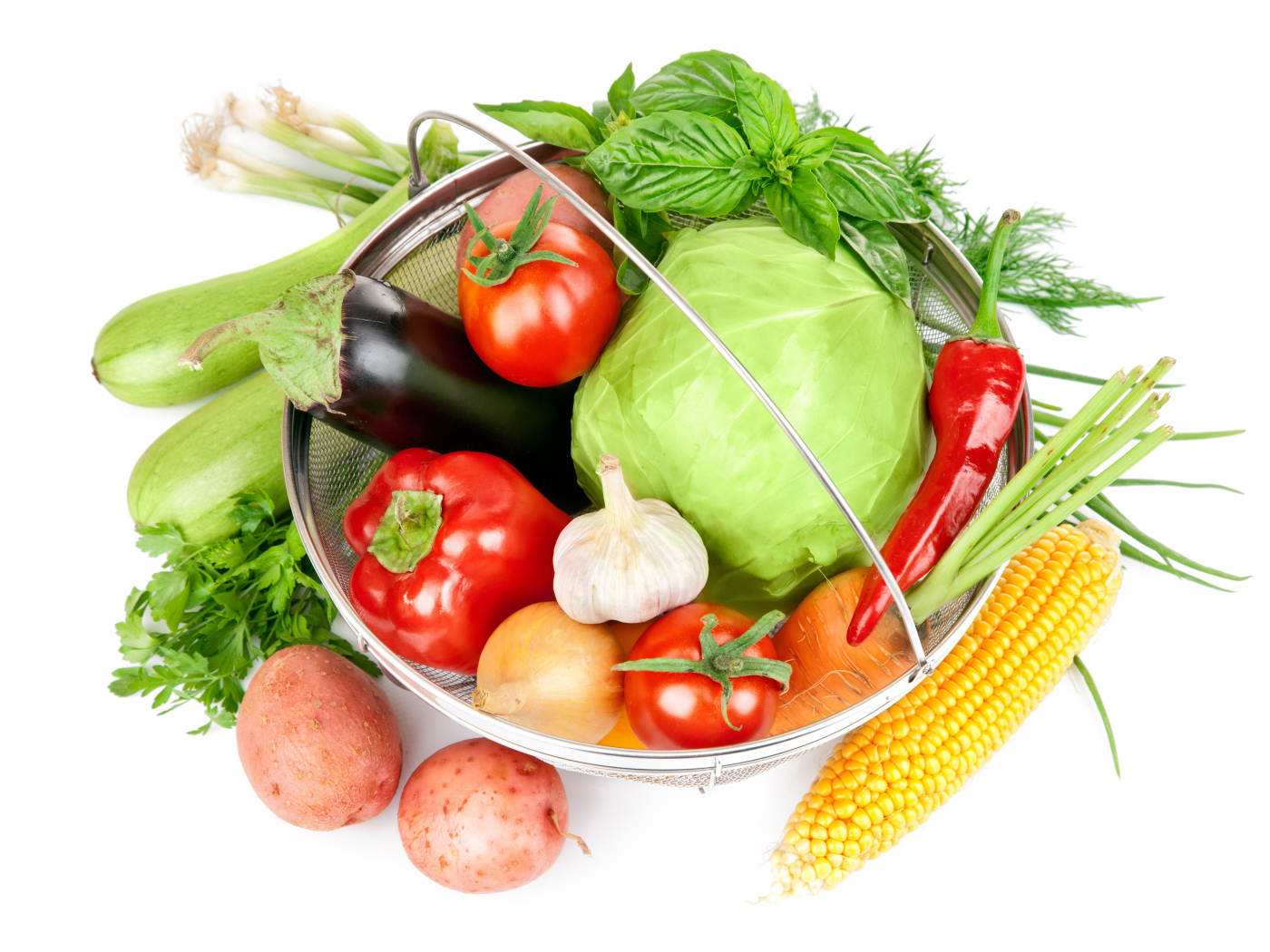 Свежие овощи на белом фоне 