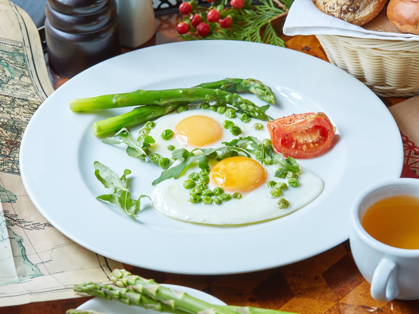 Яичница глазунья на завтрак с зеленым горошком и спаржей 