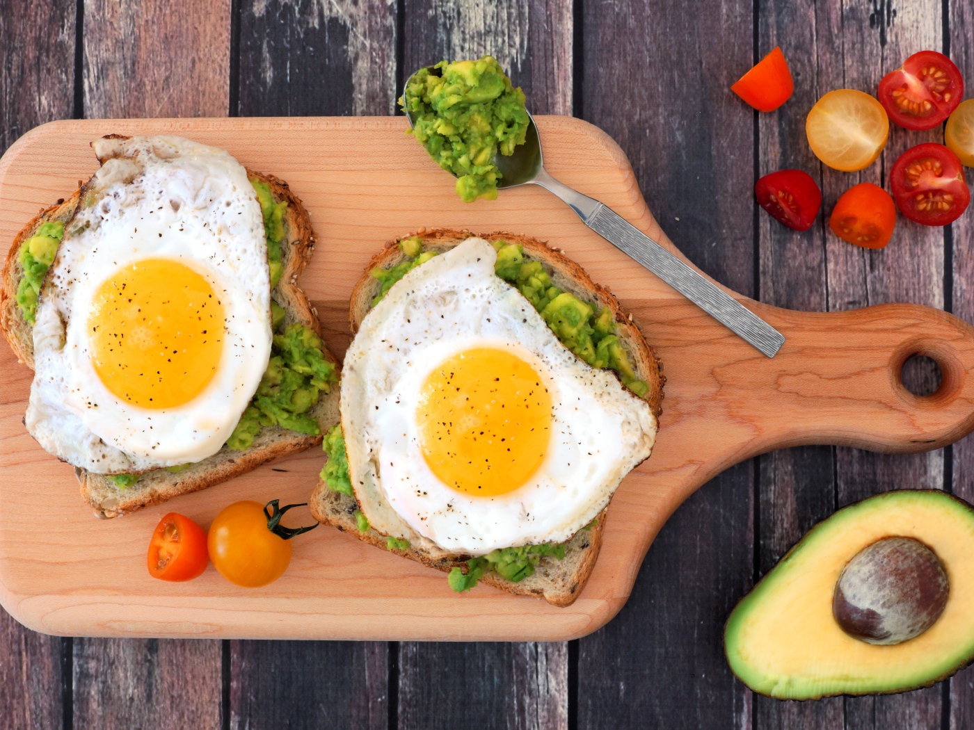 Бутерброды с яичницей на разделочной доске 