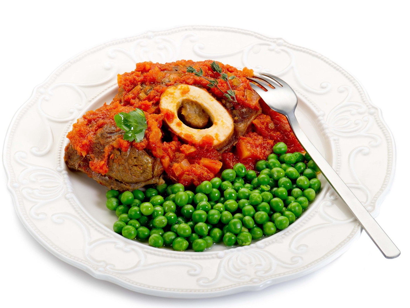 Зеленый горошек на белой тарелке с мясом