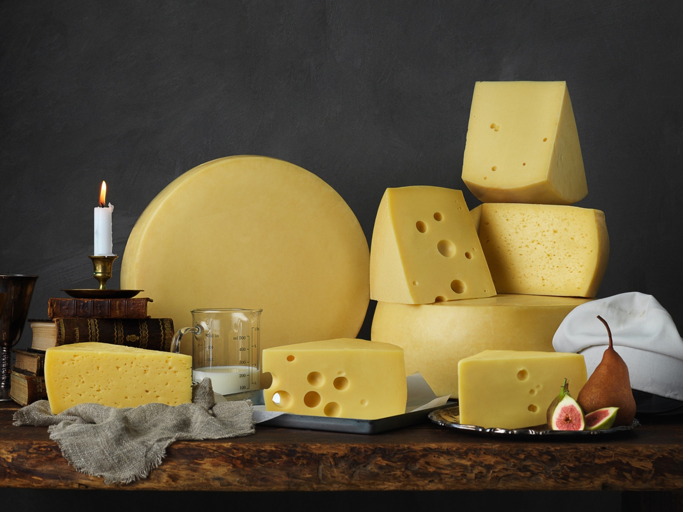 Твердый сыр на столе с книгами 