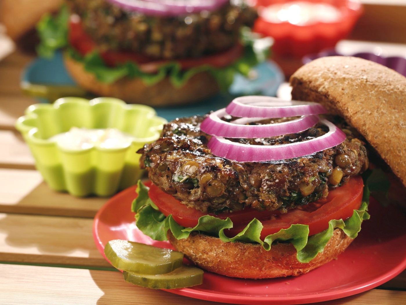 Сочный гамбургер на столе с соусом 